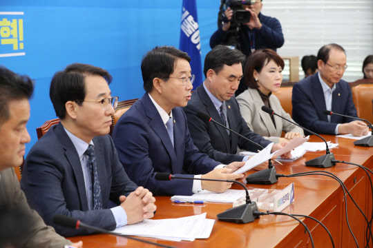 조정식 더불어민주당 정책위의장(오른쪽 네번째)이 21일 서울 여의도 국회에서 열린 정책조정회의에서 발언하고 있다. 연합뉴스